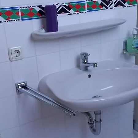 Gemuetliches Doppelzimmer Mit Balkon 홈스테이 *
